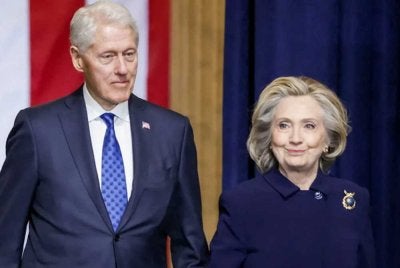 Bill Clinton dan isterinya, Hillary Clinton bersetuju memberi keterangan berhubung siasatan Jeffrey Epstein. Foto AFP