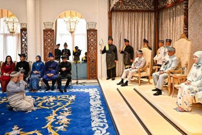 Al-Sultan Abdullah berkenan berangkat menyempurnakan Istiadat Pengurniaan Gelaran-Gelaran dan Istiadat Menjunjung Duli Kerabat-Kerabat Bergelar serta Orang-Orang Besar Negeri Pahang Darul Makmur di Balai Mahkota, Istana Abdulaziz pada Selasa. Foto: FB Kesultanan Pahang