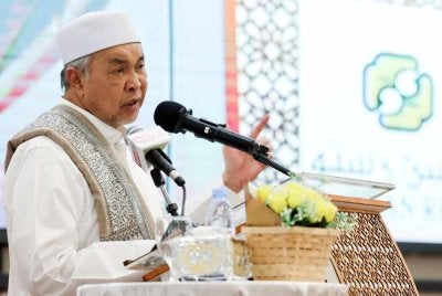 Ahmad Zahid ketika berucap pada Perasmian Program Waqaf Al-Quran Ke-19 Peringkat Kebangsaan di Dewan Abdullah Bukhari, Kompleks Nasyrul Quran pada Selasa. Foto Bernama