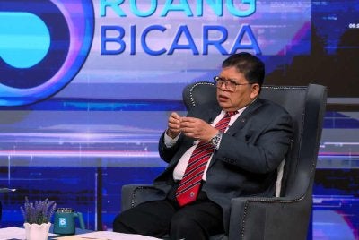 Johari pada wawancara bersama hos, Ally Iskandar ketika menghadiri sesi Ruang Bicara bertajuk Sekolah Demokrasi : Parlimen Membentuk Generasi Pemimpin Masa Depan di Wisma Bernama pada Selasa. Foto Bernama