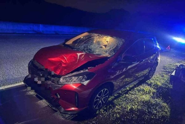 Keadaan kereta Perodua Myvi yang terlibat kemalangan mengorbankan pejalan kaki.di LTU pada awal.pagi Isnin lalu.FOTO POLIS BENTONG.