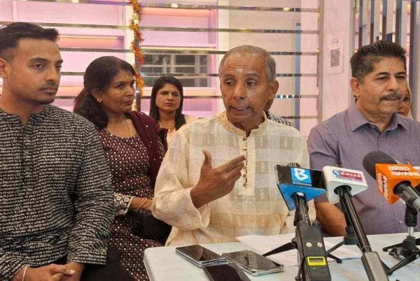 Kulasegaran (tengah) dalam sidang akhbar pada Isnin.