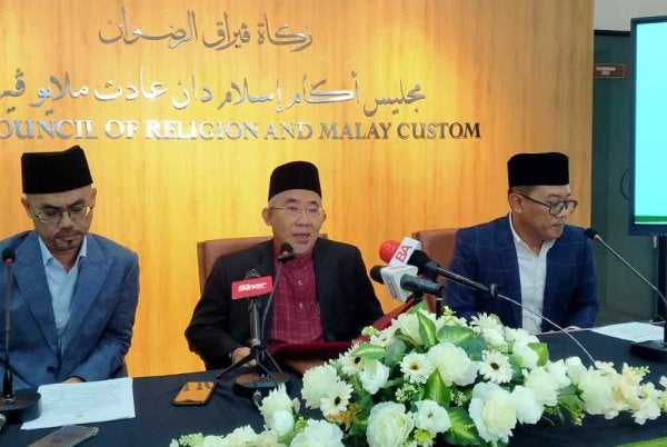 Zamri (tengah) ketika sidang media Pengumuman Kadar Zakat Fitrah Negeri Perak 1447 Hijrah/2026 Masihi di Ibu Pejabat Zakat Perak Al-Ridzuan, Ipoh pada Selasa.
