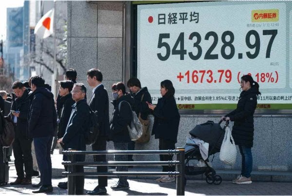 Orang ramai berdiri di hadapan papan paparan sebut harga elektronik yang memaparkan angka Indeks Saham Nikkei di Bursa Saham Tokyo, di Tokyo pada 3 Februari 2026.
