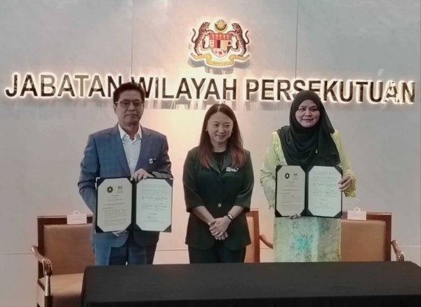 Hannah (tengah) semasa Majlis Menandatangani Nota Kerjasama JWP dan SPRM di Menara Seri Wilayah di Putrajaya pada Selasa.
