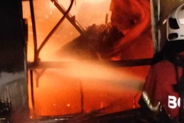 Sebuah kilang membuat piala dan medal plastik di Lebuhraya Kampung Jawa, Bayan Lepas musnah dalam kebakaran pada Selasa. Foto JBPM Pulau Pinang