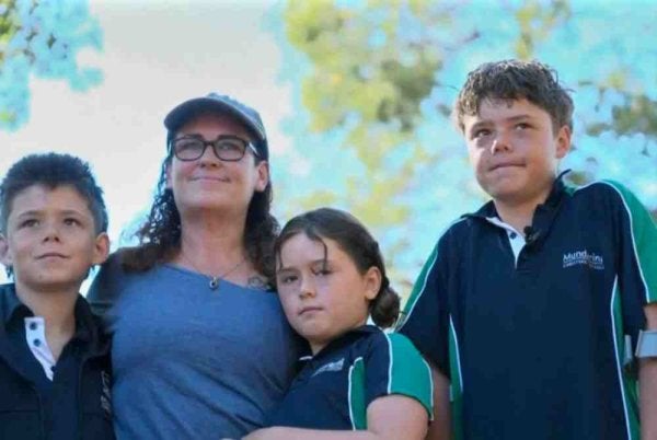 Austin (kanan) bertindak berani berenang sejauh empat kilometer ke tepi pantai tanpa memakai jaket keselamatan. - Foto Agensi