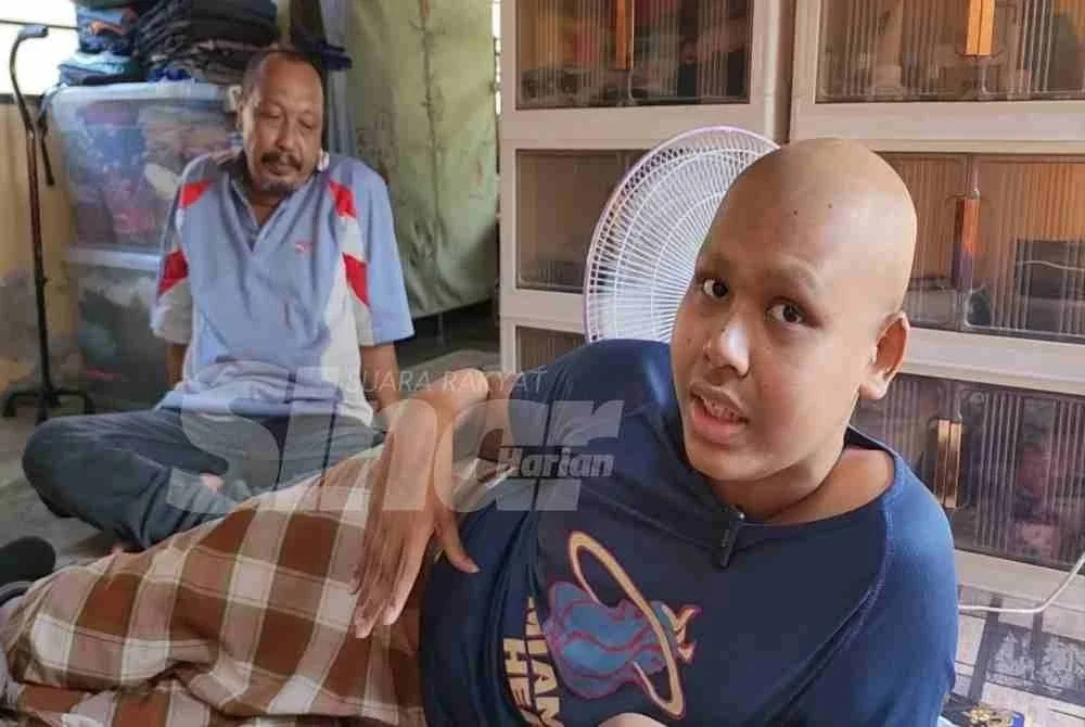 
Muhammad Syukri dan Abdul Latif semasa ditemui di rumah mereka
di Kampung Bukit Derang, Pokok Sena. 