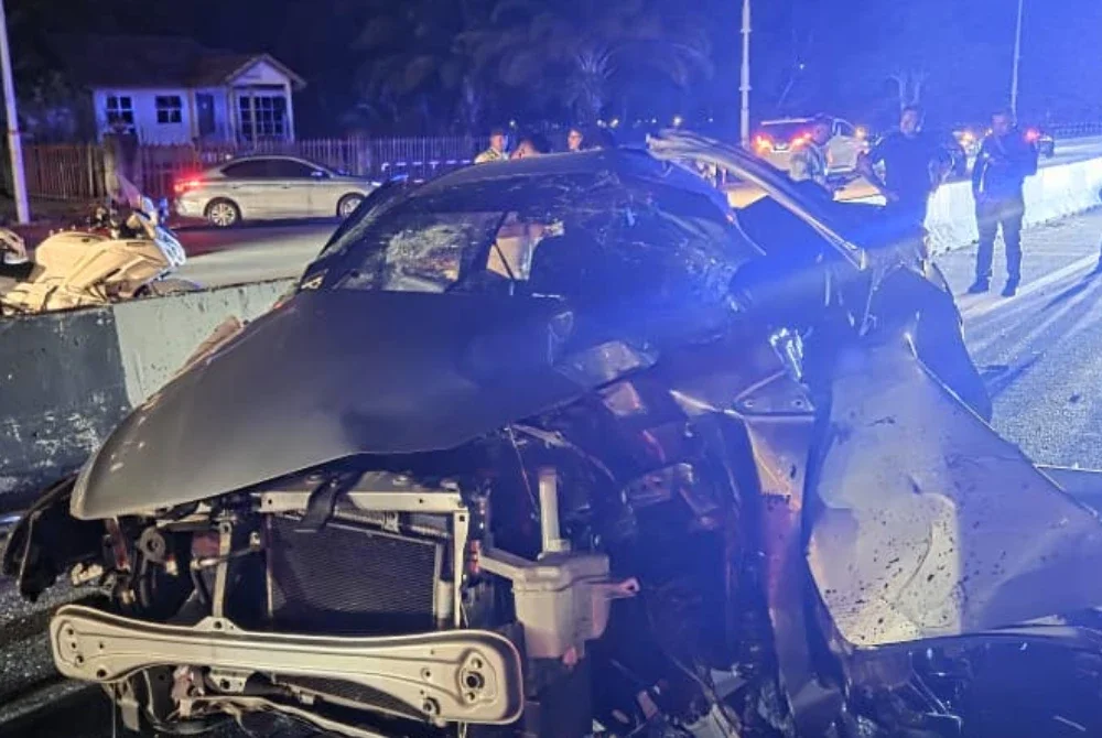 Kereta jenis Perodua Myvi dinaiki dua wanita yang terbabas di Jalan Suka Menanti pada Selasa malam. Foto: PDRM