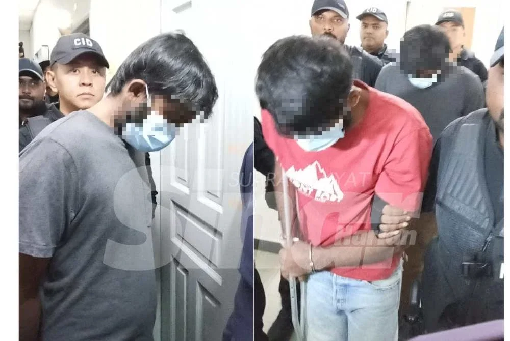 Dua suspek dalam kes penemuan enam rangka termasuk lima sekeluarga di sebuah rumah yang terbakar di kawasan kebun kelapa sawit di Kangkar Pulai, Skudai awal bulan lalu, tiba di Kompleks Mahkamah di sini, untuk menghadapi pertuduhan.