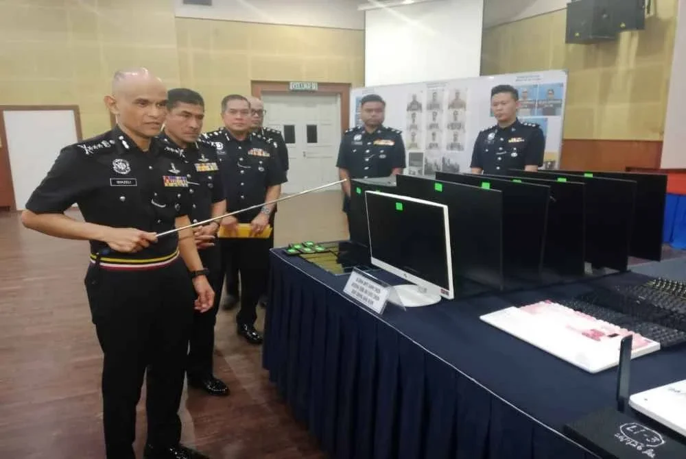 Shazeli menunjukkan antara peralatan elektronik yang dirampas menerusi siri serbuan dijalankan.