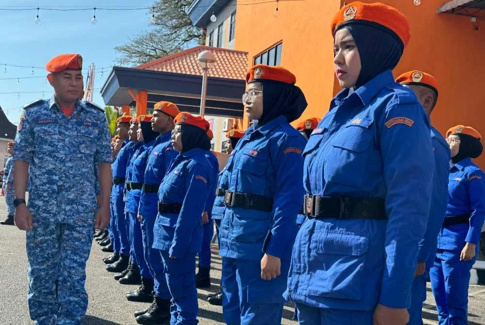 Ghazali (kiri) memeriksa perbarisan ketika menghadiri Majlis Perbarisan Pembukaan Latihan APM Pulau Pinang 2026 di Pejabat APM Pulau Pinang pada Rabu.