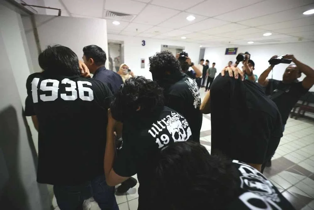 Antara penyokong pasukan Selangor FC dihadapkan di Mahkamah Majistret Kuala Terengganu pada Rabu atas dakwaan memiliki dan menyalahgunakan dadah pada Ahad lalu.