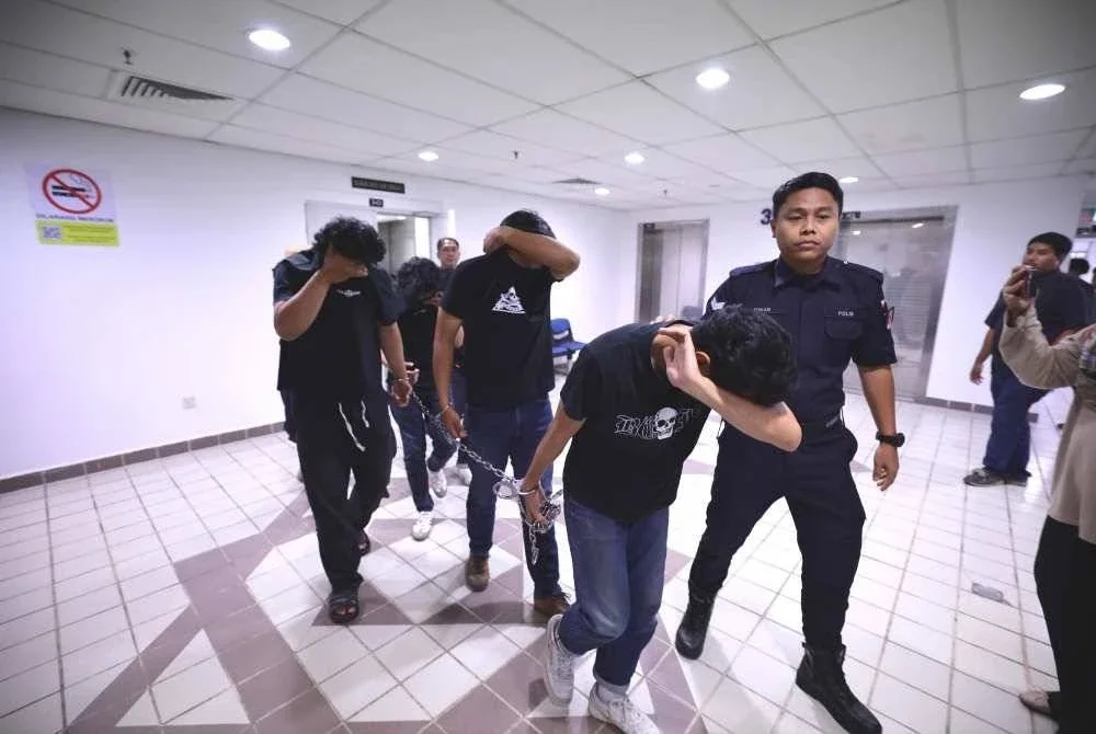 Antara penyokong pasukan Selangor FC yang dihadapkan di Mahkamah Majistret Kuala Terengganu pada Rabu atas dakwaan memiliki dan menyalahgunakan dadah pada Ahad lalu.