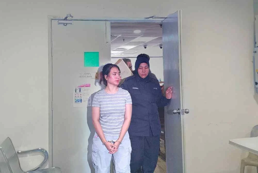 Nurfarahanim (kiri) mengaku bersalah atas tiga pertuduhan mencederakan dua individu dan melakukan khianat di Mahkamah Majistret Ipoh pada Rabu.