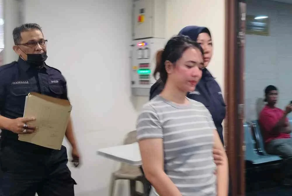 Nurfarahanim (tengah) mengaku bersalah atas tiga pertuduhan mencederakan dua individu dan melakukan khianat di Mahkamah Majistret Ipoh pada Rabu.