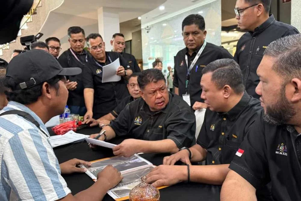Ab Rauf (tengah) mengambil aduan daripada orang awam yang hadir pada Program HEBAT berlangsung di Seri Negeri pada Rabu.