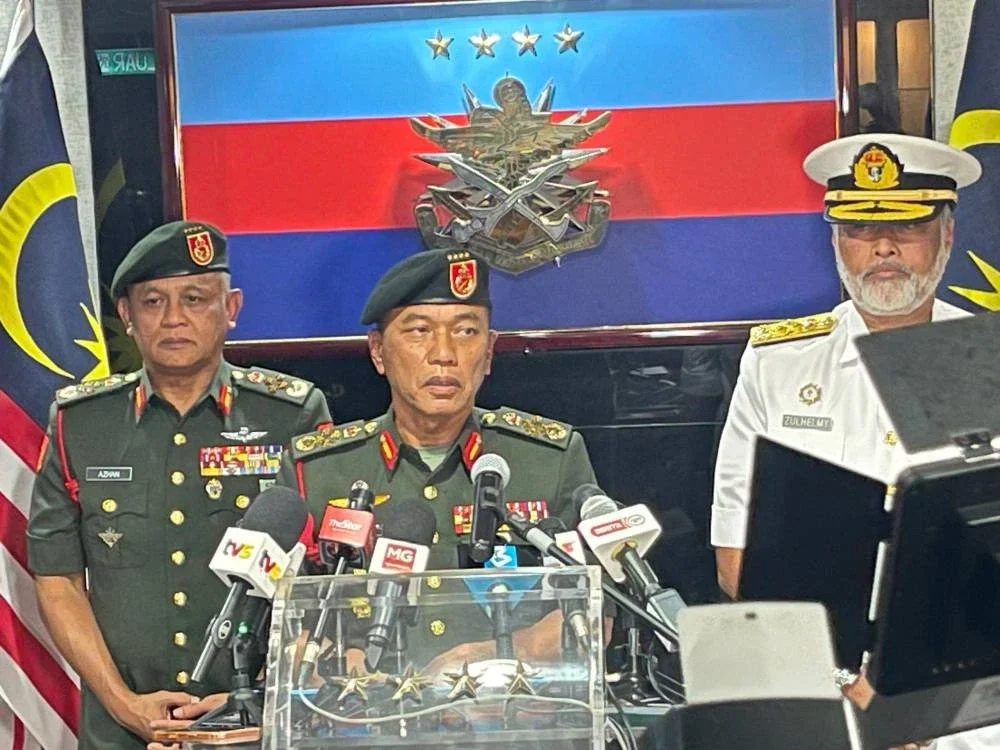 Malek Razak (tengah) dalam sidang akhbar di Wisma Pertahanan di Kuala Lumpur pada Rabu.