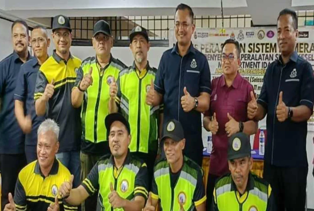 Skuad Keselamatan MC Pangsapuri Idaman selepas penyerahan peralatan keselamatan oleh Mohammad Fakhrudin (lima dari kanan).