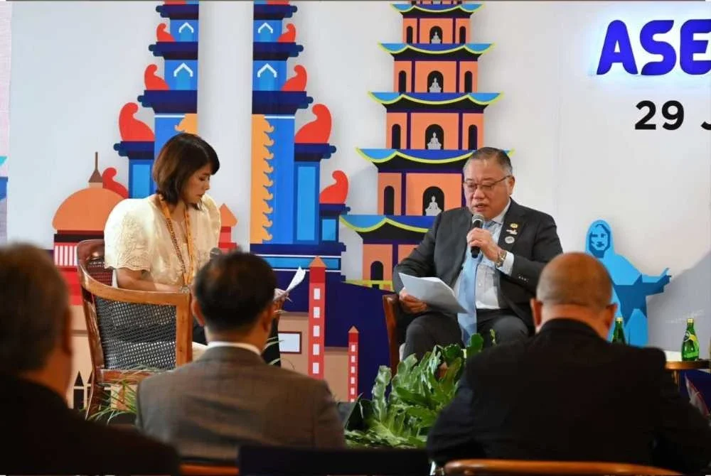 King Sing (kanan) ketika sesi libat urus bersama pemain industri antarabangsa sempena ASEAN Tourism Forum 2026 yang berlangsung di Cebu, Filipina.