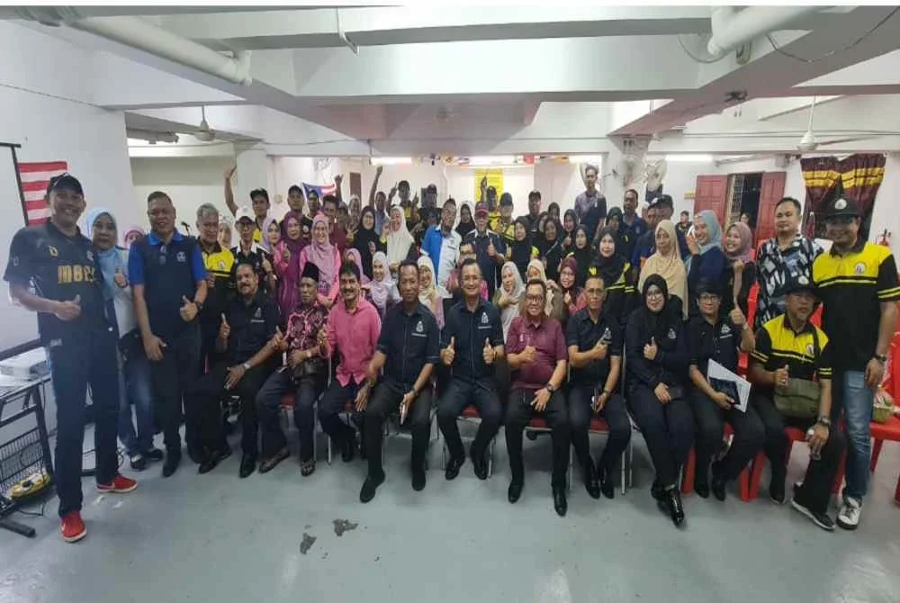 Komuniti Pangsapuri Idaman bersama tetamu jemputan yang hadir.