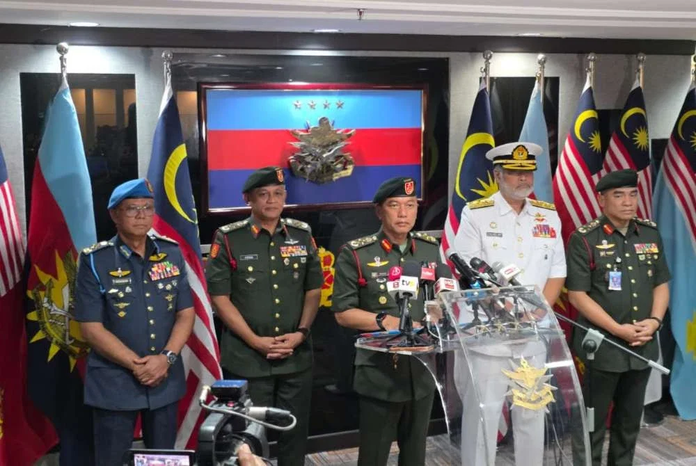Malek Razak (tengah) dalam sidang akhbar di Wisma Pertahanan, Kuala Lumpur pada Rabu.