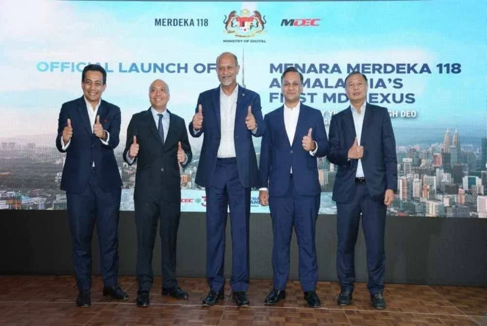 Menteri Digital Malaysia, Gobind Singh Deo (tengah) bergambar selepas menandatangani Menara Merdeka 118 sebagai MD Nexus Pertama di Malaysia - FOTO SINAR HARIAN - ROSLI TALIB