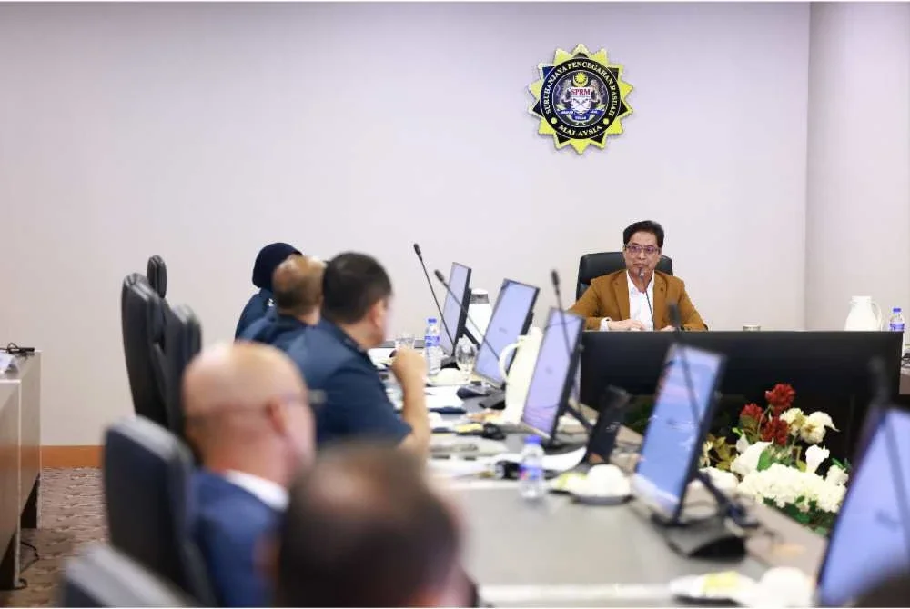 Azam ketika mempengerusikan Mesyuarat Pasukan Petugas Khas Hala Tuju Pengurusan Penguatkuasaan Pengimportan Sisa Plastik dan E-Waste Dalam Negara Bil 2/2026 di Putrajaya pada Rabu.