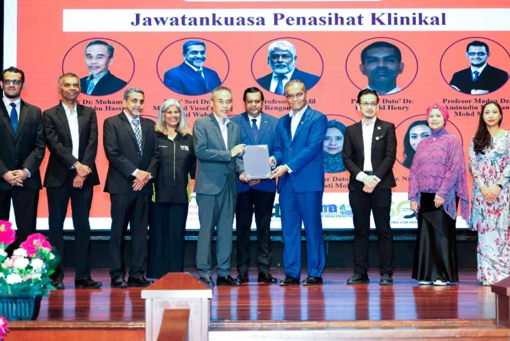 Dr Dzulkefly menyampaikan watikah pelantikan jawatankuasa penasihat klinikal kepada Datuk Dr Muhammad Radzi Abu Hassan sempena Majlis Perasmian Sambutan Hari Kanser Sedunia 2026 di Wisma Dewan Bahasa dan Pustaka pada Rabu. Foto Bernama