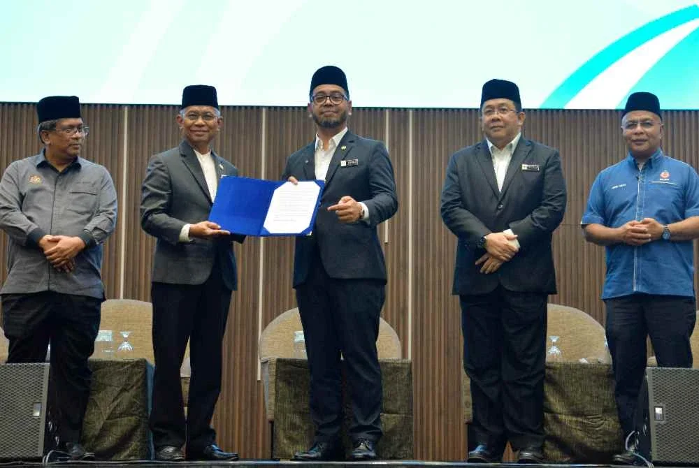 Zulkifli (tengah) menerima penyerahan resolusi daripada Yang Dipertua Yadim, Datuk Dr Hasan Bahrom (dua dari kiri) pada Program Libat Urus Pembangunan Kapasiti NGO Islam di Putrajaya hari ini. Foto Bernama
