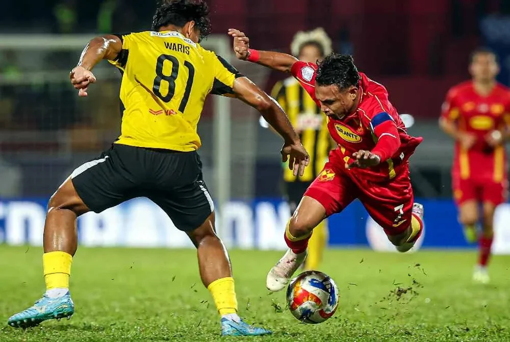 Mohamad Faisal diasak pemain BG Pathum United, Waris Choolthong pada perlawanan Kejuaraan Kelab ASEAN Piala Shopee 2025/26 di antara Selangor FC menentang BG Pathum United di Stadium MBPJ hari ini. Foto Bernama
