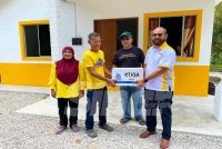 Razak (dua,kiri) dan isteri disamping rumah baharu mereka semasa Majlis penyerahan Projek Rumah Warga Miskin & OKU yang disempurnakan oleh Zafri (kanan) bersama Zawahir (dua,kanan) di RPT Chucoh Puteri B, Kuala Krai. Foto: SINAR HARIAN/HAZELEN LIANA KAMARUDIN

