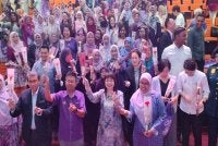 Hui Ying (depan, dua dari kanan) bergambar bersama tetamu jemputan sempena Sambutan Hari Wanita Antarabangsa 2026 Peringkat Negeri Pulau Pinang di Auditorium Majilis Bandaraya Seberang Perai (MBSP), di sini pada Rabu