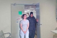 Nurfarahanim (kiri) mengaku bersalah atas tiga pertuduhan mencederakan dua individu dan melakukan khianat di Mahkamah Majistret Ipoh pada Rabu.