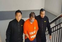 Suspek dibawa pegawai SPRM ke Mahkamah Majistret Seremban untuk permohonan reman. FOTO: SPRM