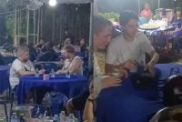 Beberapa pelancong sedang menikmati makanan yang disediakan dalam sebuah upacara pengebumian di Thailand. FOTO: Agensi