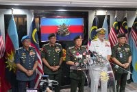 Malek Razak (tengah) dalam sidang akhbar di Wisma Pertahanan, Kuala Lumpur pada Rabu.