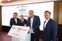 Menteri Digital Malaysia, Gobind Singh Deo (dua dari kanan) menandatangani plat Menara Merdeka 118 sebagai MD Nexus Pertama di Malaysia, turut sama dari kiri, Ketua Pegawai Eksekutif, PNB Merdeka Venture (PNBMV) Datuk Izwan Hasli Mohd Ibrahim, Presiden dan Ketua Pegawai Eksekutif PNB, Datuk Abdul Rahman Ahmad dan Ketua Pegawai Eksekutif MDEC, Anuar Fariz Fadzil di Menara Merdeka 118. - FOTO SINAR HARIAN - ROSLI TALIB
