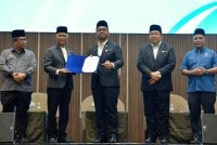 Zulkifli (tengah) menerima penyerahan resolusi daripada Yang Dipertua Yadim, Datuk Dr Hasan Bahrom (dua dari kiri) pada Program Libat Urus Pembangunan Kapasiti NGO Islam di Putrajaya hari ini. Foto Bernama
