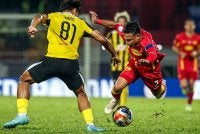 Mohamad Faisal diasak pemain BG Pathum United, Waris Choolthong pada perlawanan Kejuaraan Kelab ASEAN Piala Shopee 2025/26 di antara Selangor FC menentang BG Pathum United di Stadium MBPJ hari ini. Foto Bernama
