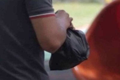 Walaupun ada kalanya plastik yang digunakan berwarna lain seperti putih, merah dan sebagainya, kaki ponteng puasa tetap dirujuk sebagai 'geng plastik hitam. Foto hiasan