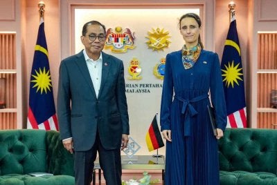 Mohamed Khaled bersama Duta Besar Jerman ke Malaysia, Silke Riecken-Daerr di Wisma Pertahanan pada Selasa. Foto FB Khaled Nordin 