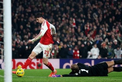Havertz (kiri) melepasi kawalan penjaga gol Chelsea, Robet Sanchez sebelum menolak masuk gol kemenangan Arsenal pada minit ke-97. Agensi