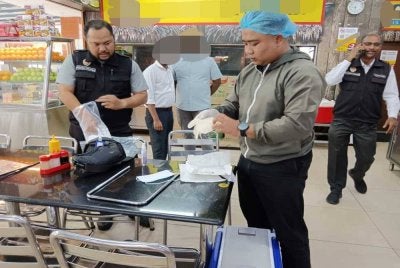 Sebuah restoran yang menjual nasi kandar di daerah ini yang didakwa membasuh lebihan makanan untuk digunakan keesokan harinya telah diarahkan tutup selama 14 hari.