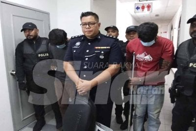 R Arasan (dua kanan) Dan abangnya R Utes (dua dari kiri) didakwa tuduhan membunuh seorang lelaki yang merupakan salah seorang daripada enam mangsa dalam kes pembunuhan kejam melibatkan penemuan rangka manusia di Kangkar Pulai, tahun lalu.