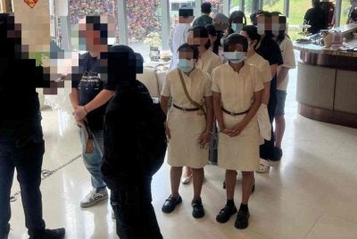 JIM menggempur sebuah klinik yang menggunakan khidmat warga asing di Bukit Bintang, Kuala Lumpur pada Selasa. Foto: JIM