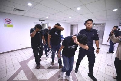 Antara penyokong pasukan Selangor FC yang dihadapkan di Mahkamah Majistret Kuala Terengganu pada Rabu atas dakwaan memiliki dan menyalahgunakan dadah pada Ahad lalu.