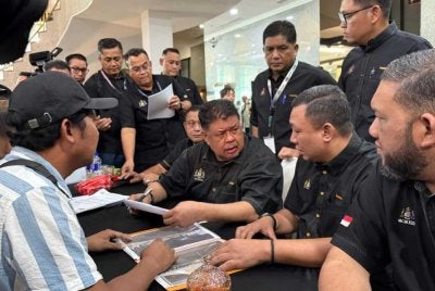 Ab Rauf (tengah) mengambil aduan daripada orang awam yang hadir pada Program HEBAT berlangsung di Seri Negeri pada Rabu.