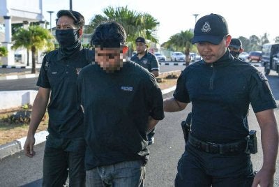 Polis mereman seorang lelaki berusia 28 tahun yang dipercayai membunuh ibunya. Foto Bernama.