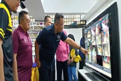 Mohammad Fakhrudin melihat rakaman kamera litar tertutup (CCTV) selepas menyempurnakan Majlis Perasmian Sistem CCTV dan simbolik penyerahan skuad keselamatan MC Pangsapuri Idaman pada Selasa. 